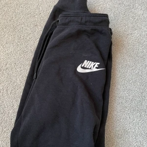Svarta mjukisbyxor  - Säljer svarta mjukisbyxor från nike. Kolla profilen för tröja till <33