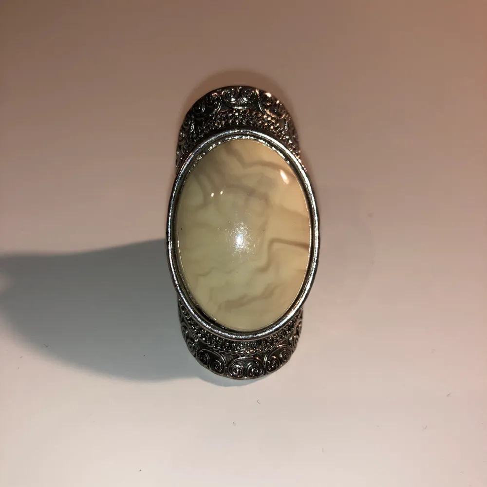 Säljer denna ursnygga ringen då den är för liten för mig. Vet ej om det är äkta silver men den tål vatten och har inget tecken på användning! . Accessoarer.