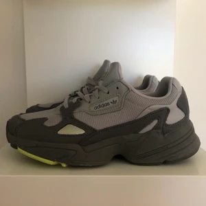 Adidas Falcon W - Sparsamt använda och i gott skick! Super skön sneaker verkligen!! Säljes endast pga att dem inte kommer till användning