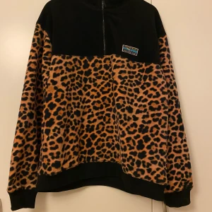Fleecetröja  - Världens mysigaste sweatshirt i fleece material. Från junkyard i storlek L men skulle säga att den passar mer som en M. Använd 1 gång så den är som ny. Köparen står för frakten 45 kr. För fler bilder finns det, skicka meddelande.