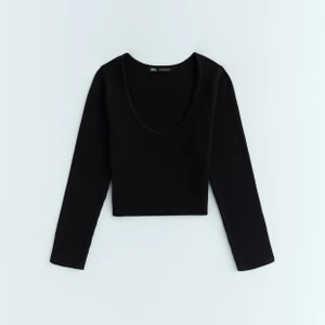 Zara topp - Sjukt snygg helt oanvänd tröja från Zara! Prislappen kvar. Den är tight och ribbad i materialet. Storlek XS-S. 