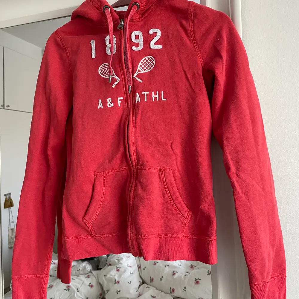 Corso färgad zip hoodie från abercrombie and fitch. Tröjan är i storlek S.                                                             Betalning sker via svisch, tröjan finns i Stockholm . Tröjor & Koftor.