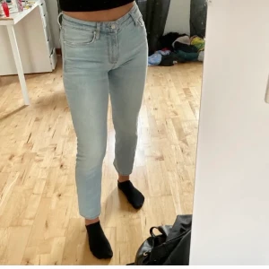 Blåa raka jeans  - Säljer ett par slutsålda jeans från mango. Storlek 36 ( kund står för frakt) 