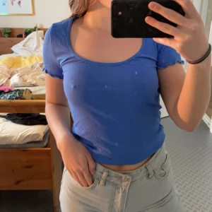 Söt topp - Söt, blå topp från Gina Tricot i storlek S💜 köparen står för frakten 😊