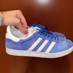 Sneakers från Adidas Gazelle💙 - Storlek: 38 2/3, nästan helt oanvända. Nypris:999kr, Mitt pris: 99kr
