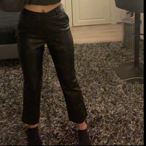 Skinnbyxor - nästan helt oanvända skinnbyxor från gina, säljer för att de ej kommer till användning! Sitter jätte fint å bra, jag är 1,74! Nypris: 499kr säljer för 200kr+ frakt eller bud✨