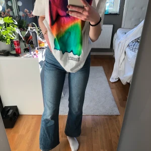 vida jeans  - Intressekoll på mina skitsnygga mellanblå vida jeans från Cubus. Bra skick i storlek XS. Skicka privat vid intresse🖤✨