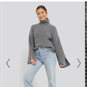 Stickad tröja med slits i ärmar från nakd - Supersnygg grå stickad tröja med slits i ärmarna från Nakd. Använd fåtal gånger. Tröjan är i strl xxs men passar xs och troligtvis s