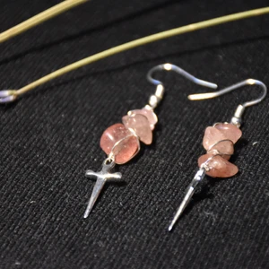 Örhänge dolk kristaller   - Örhängen med dolkar och äkta jordgubbskvarts! Så fina stenar. Krokarna är nickelfria. 