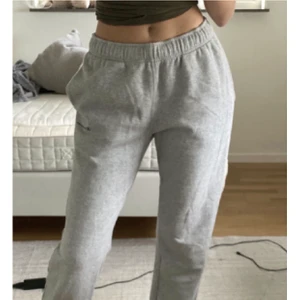 Champion mjukisbyxor  - I strl L men sytt in dom i innersömmen för att bättre passa mig som är 171 o strl 36 i byxor, går dock att sprätta upp om så önskas🥰 Spårbar frakt 66kr❣️