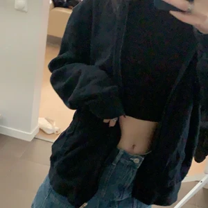 Kofta - Jättefin mörkblå kofta från h&m säljer då den inte kommer till användning🤍 köparen står för frakt