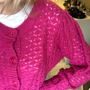 Stickad kofta - Skön, söt, fin rosa kofta från Monki. Sticks inte!