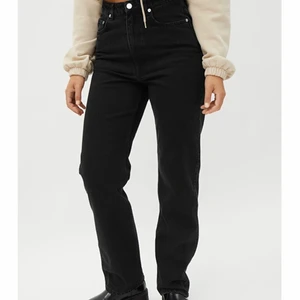 Weekday jeans - Jätte snygga jeans. Lite urtvättade men frf snygga och går att använda. Köparen står för leveransen. Stolek W28 L 32 och modell är Rowe extra high straight jeans 