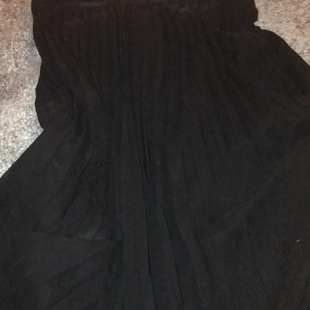 Svart,veckad vadlång kjol från monki med midjeband och två lager! Storlek S men väldigt elastisk, jag har vanligtvis M. Kjolar.