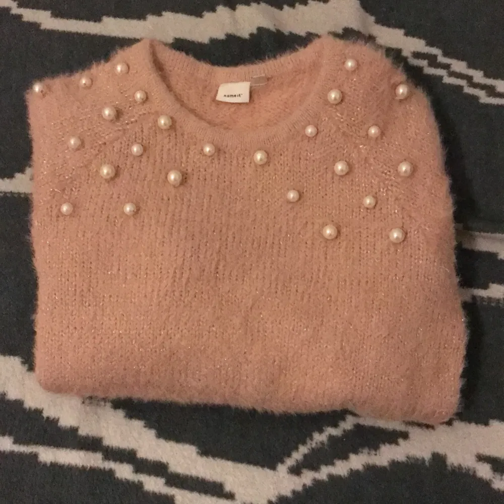 En snygg tröja som min syster säljer eftersom den har växt ut henne. Den är i nyskick och mycket söt☺️ kontakta gärna vid flera frågor/bilder.. Tröjor & Koftor.