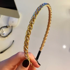 Diadem - Sött diadem i guld med kristaller. 50kr + frakt som går på 11kr. 💓