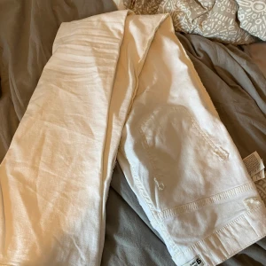 Vita bootcut från Gina stl 36 - Jätte fina vita bootcut från Gina, stl 36, använd några få ggr, 