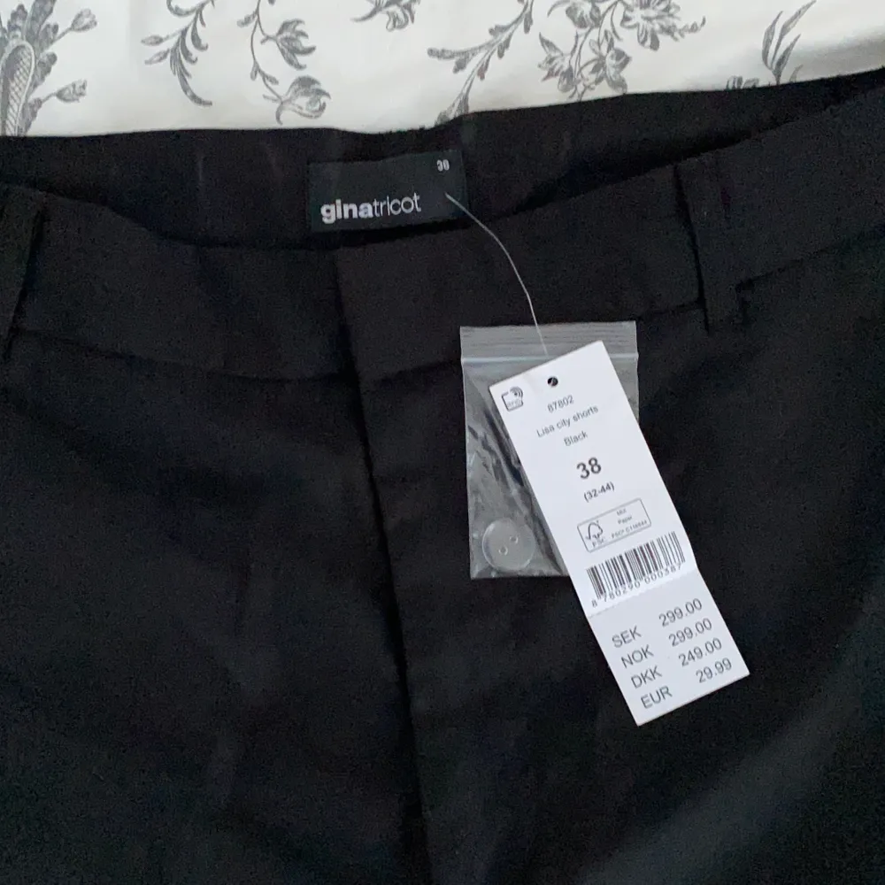 Ett par svarta kostym shorts köpta på ginatricot och aldrig använda med prislappen kvar💞 säljer då de är för små på mig💞. Jeans & Byxor.