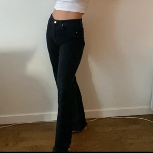 Never Denim jeans🖤 - Svarta utsvängda jeans från Never Denim! Lite fransat längst ner! 🖤 Är 160 cm lång, dom är en gnutta för långa på mig men med höga skor blir dom perfekta!❤️