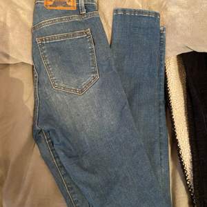 Säljer mina crockerjeans som jag inte använt på slutet. Väldigt sköna fina jeans. Tighta/smala i blå jeansfärg.