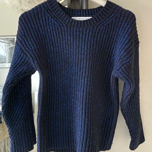 & other storys tröja - Säljer denna tröja från & other storys i blå glittrig. Super fin till vardags eller fest!! Storlek Xs men passar från      xs-s/m skulle jag säga!