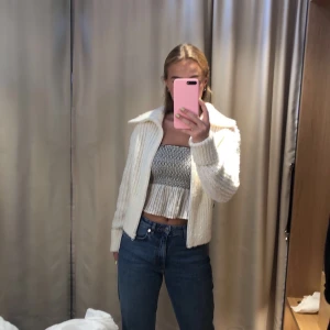 Stickad kofta  - Intressekoll! Funderar på att sälja min stickade kofta från &other stories. Superskön och fin, passar till många tillfällen. Buda i kommentarerna eller privat. Högsta bud 310kr! Budgivning avslutas 1/3-21 Buda inte om du inte ska köpa 