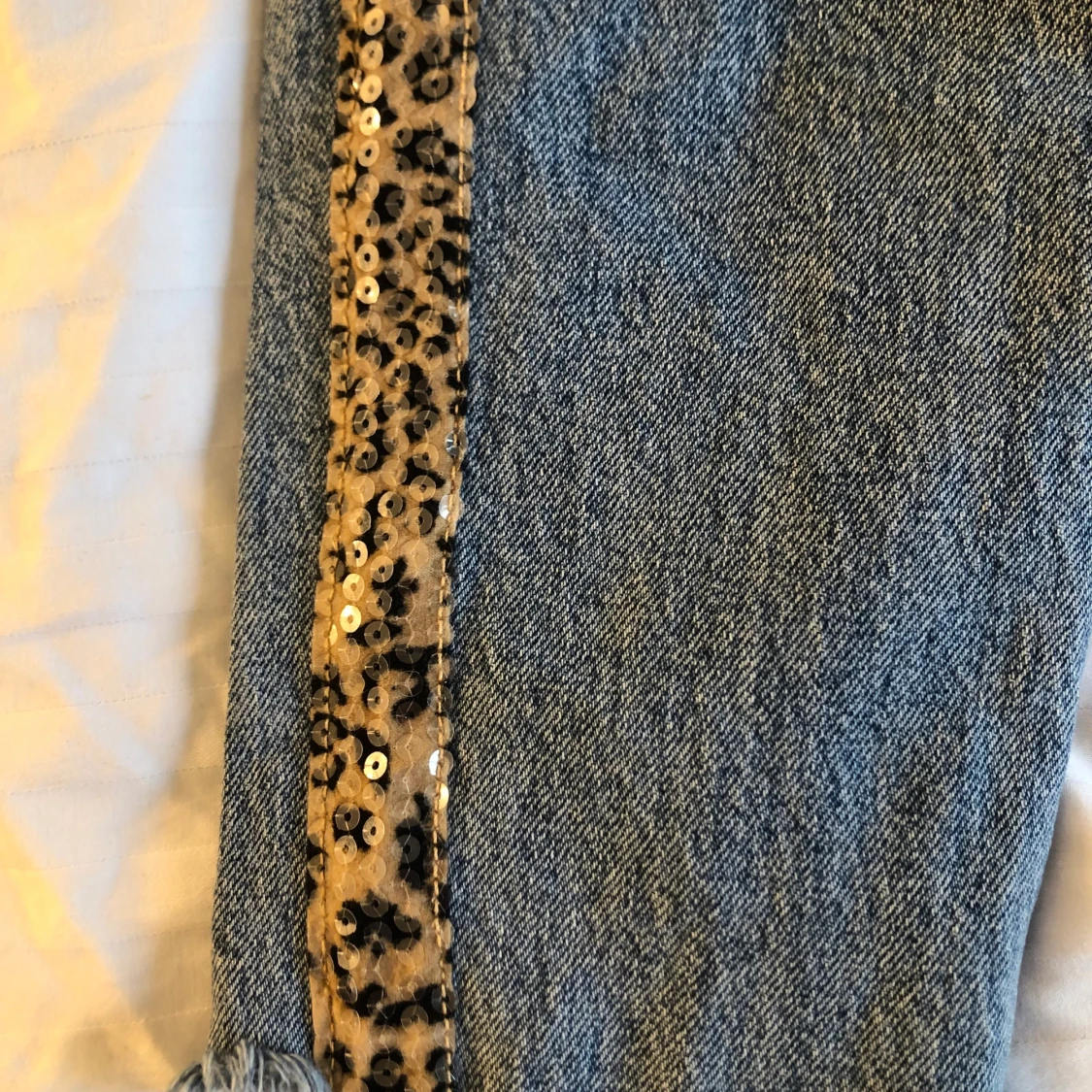 Jeans med cool detalj - 90