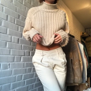 Beige stickad polotröja - Stickad beige tröja i gott skick! Inte kommit till användning då jag har andra favorit-stickade tröjor:/ gillar verkligen passformen på denna då den är liite kortare i magen. Stl S men passar även M och kanske L då den är oversized 