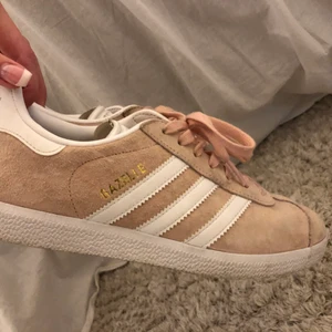 Adidas Original Gazelle i färgen rosa - Sneakers från adidas i fint skick. Endast använda ca 3-4 gånger