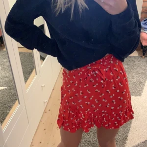 Röd blommig kjol - Använder inte längre