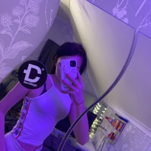 Linne  - Säljer detta linnet för ingen användning, ett skit snyggt vitt linne med röda ränder på sidan och det står new york, 