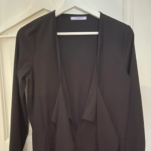 Playsuit - Playsuit med knyte fram! Volanger vid benen. Superfin dock kommer den ej till användning! Kan tänka mig ett billigare pris vid snabb affär 🥰