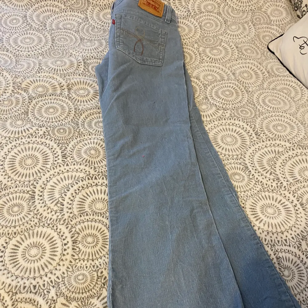 Blå Levis jeans i Manchester tyg som jag säljer pga fel längd. Jag är 173cm lång.. Jeans & Byxor.