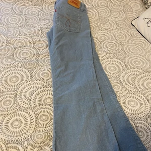 Levis bootcut med Manchester tyg - Blå Levis jeans i Manchester tyg som jag säljer pga fel längd. Jag är 173cm lång.