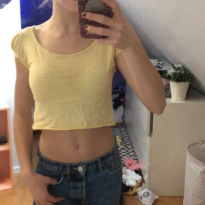 Crop top - Super gullig gulrandig croppad topp , perfekt till våren💛🌼🌟 så himla söt och bekväm!!! Passar xss-m