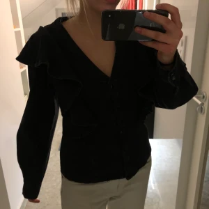 Skjorta Zara - Säljer min jeans skjorta från Zara då den inte kommer till andvänding. Köpt för 399 och nästan aldrig använd! 