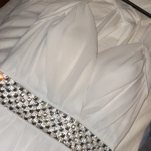 Vit klänning - Använd endast en gång • Storlek S 