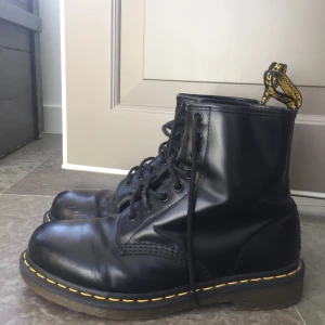 Dr. Martens svart snörkänga - Ett par Dr. Martens i storlek 40. Säljer pga för stora, därav inte använda mer än 2 gånger. Färgen heter Black Noir. Nypris 1399kr.