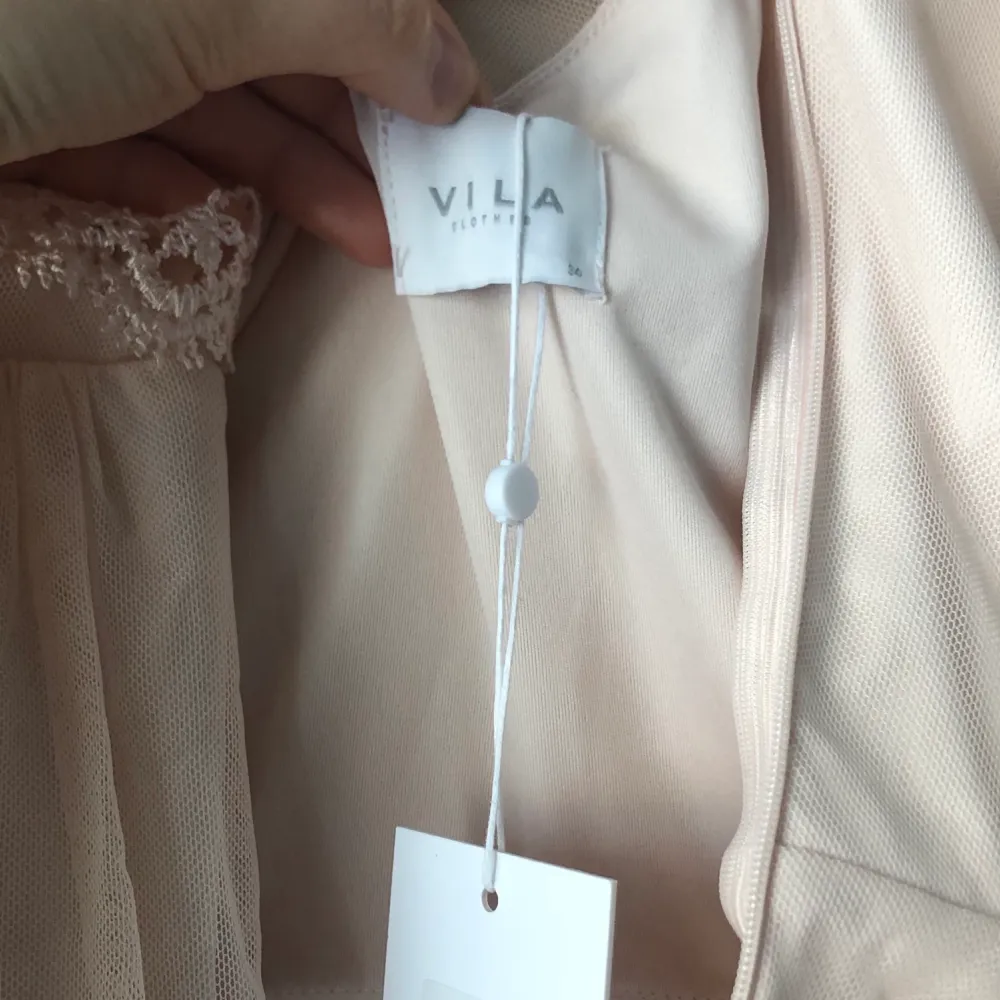 Superfin rosa/beige klänning i storlek 34 från Vila. Perfekt till skolavslutning eller likande. Aldrig använd, nypris 600 💞. Klänningar.