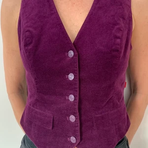Vintageväst - Väst från 90-talet köpt på Jackpot i Sturegallerian. Strl 34,  personen på bilden har vanligen strl S-M. Plommon-lila sammet. Fint skick! 👌😊