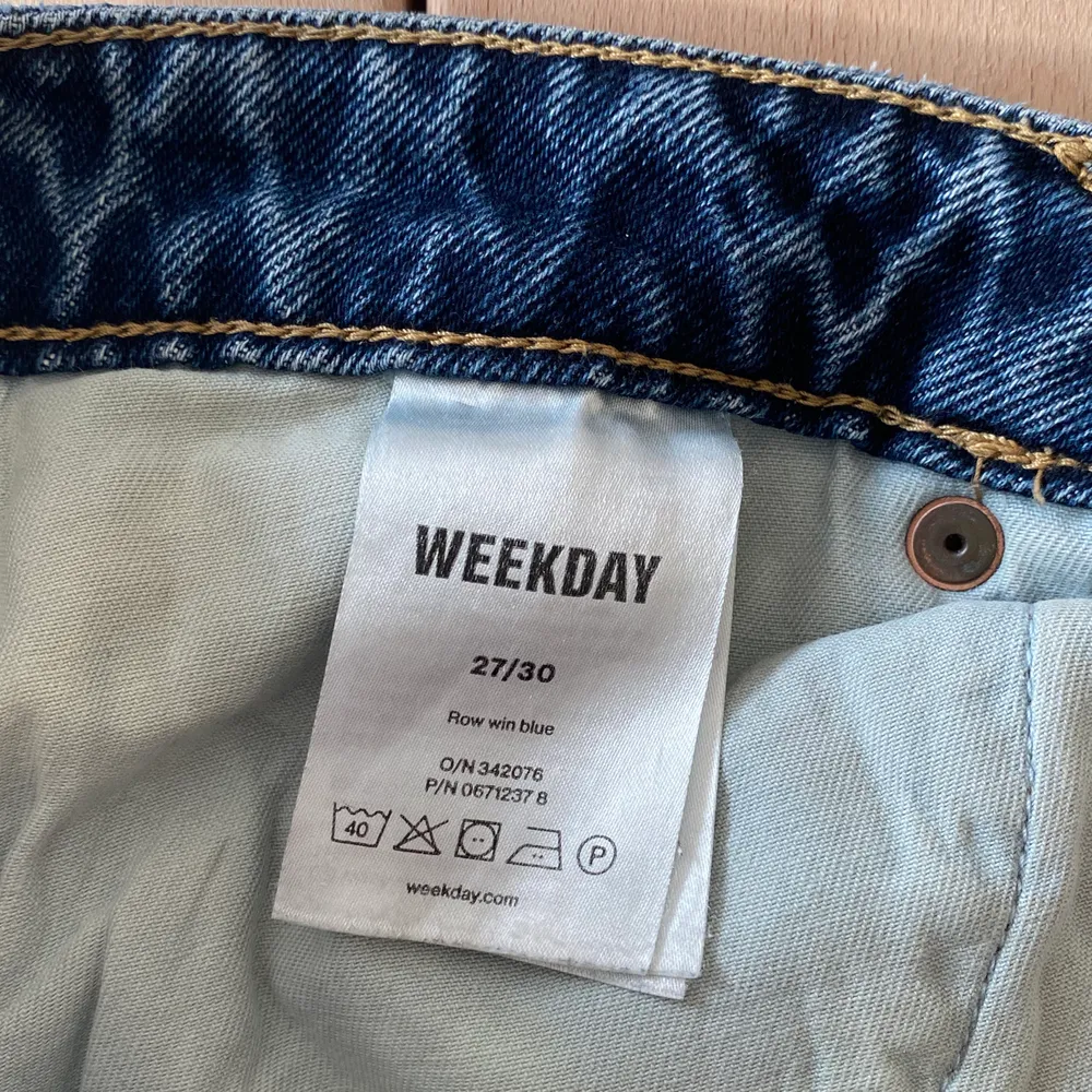 Trendiga jeans från Weekday. Modell: ”Row”. Väl använda men utan smuts-/fettfläckar. Originalpris: 500:-. Jeans & Byxor.