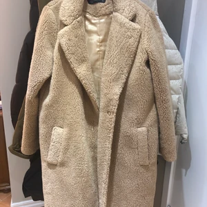 Jacka i teddy - Har använt den en gång, är som ny. Storlek 36-38. Super snyggt för de som gillar oversize 😍