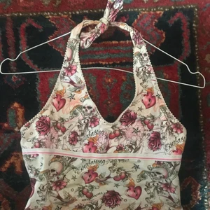 Halterneck linne! - AVSLUTAD! Så snyggt, y2k-inspirerat, halterneck linne! Står inga storlekar då köpt secondhand, men passar XS-S. 100kr + 20kr frakt, eller möts vi i Malmö🥰 Skriv till mig om ni vill lägga bud! högsta bud: 150 + frakt! 