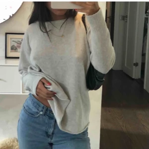 Superskön tröja från Brandy Melville! - Två första bilderna är lånade! Superskön stickad tröja från Brandy Melville i 90% ull (tycker dock inte att den kliar som andra ulltröjor brukar göra). Pyttelite nopprig men inget man tänker på! Frakt tillkommer på 66 kr🤍 