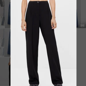 Vida kostymbyxor Bershka - Svarta wide leg kostymbyxor från bershka 🖤🥰 tyvärr inte kommit till någon användning så de är i nyskick. Köpta för 299kr ❤️ 🖤skriv privat för fler bilder🖤