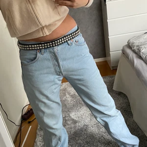 Baggy Jeans - Intressekoll på mina använda lowwaisted och baggy Levis 501 jeans som jag köpt vintage för 900kr 💛 Dessa är sjuuukt snygga och kommer därför bara sälja vid bra bud! Jag har vanligtvis w25/26 och är 1.70 cm lång. Buda i kommentarena! 