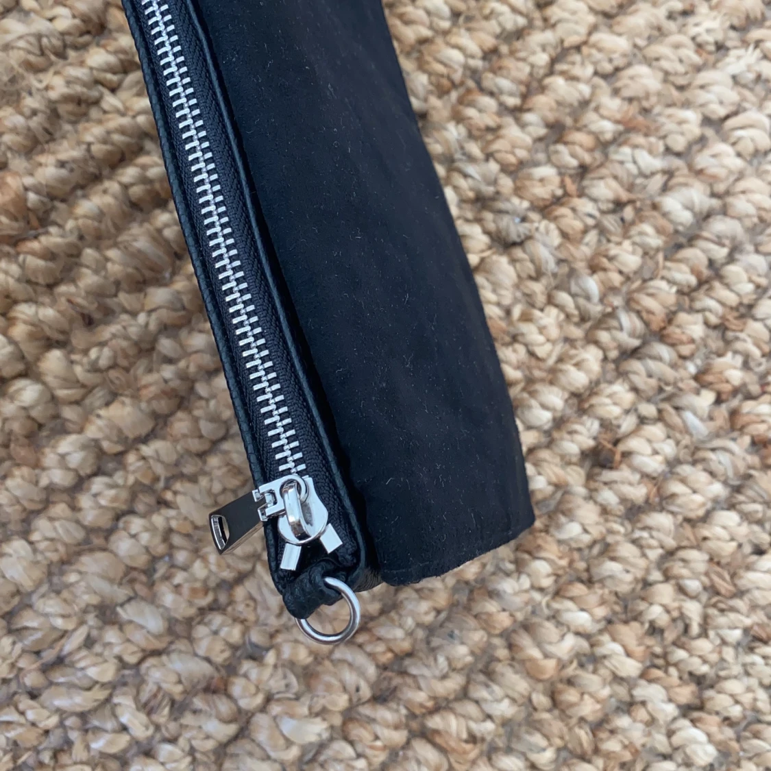 Praktisk svart axelremsväska från H&M - 91