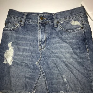Jeans kjol - Den är för liten för mig så därför har jag ingen fit-bild. Fint skick