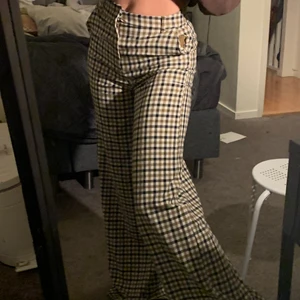 Långa kostymbyxor  - Säljer mina kostymbyxor från zara i storlek 36, de är väldigt långa och snygga! Passar till allt. Jag är 170cm. Köpta för 499kr