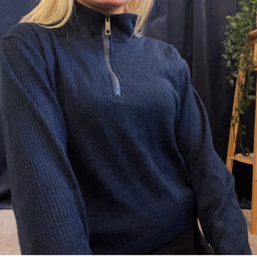 En fin marinblå ribbad tröja köpt second hand. Den är ungefär till höfterna på mig som är 160:) Står ingen storlek men skulle nog säga att det är ett S/M-plagg. Möts i Stockholm. Tröjor & Koftor.